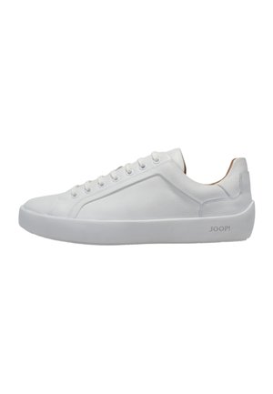 Hvid lavtopet læder sneakers med hvide snørebånd, tyk sål og subtil JOOP! branding på siden nær hælen.
