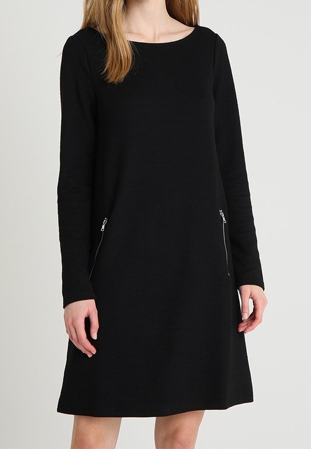 Czarna sukienka z długim rękawem i okrągłym dekoltem. Posiada dwie boczne kieszenie na zamek. Materiał ma gładką strukturę, a sukienka ma kształt w literę A.