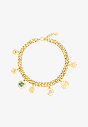 Bracciale in oro con diverse charm, tra cui un trifoglio verde e design floreali, con maglie testurizzate e chiusura a moschettone.