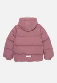 Lyserød pufferjakke med hætte; har quiltet struktur, elastiske manchetter og et lille hvidt mærke på ryggen. Stoffet ser glat og isoleret ud.