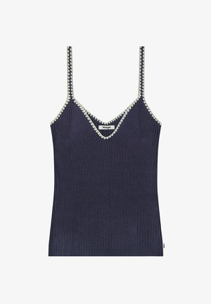 Camisole en tricot côtelé bleu marine avec fines bretelles, bordure blanche festonnée le long de l'encolure et des bretelles, et une petite étiquette Wrangler à l'avant.
