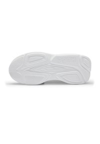 Valkoisen tennarikengän pohja, jossa on kuvioitu kuvio, kulmikkaita muotoja ja kohotettuja yksityiskohtia. Sivussa kohopainettu "HUGO"-logo. Sileä pinta.