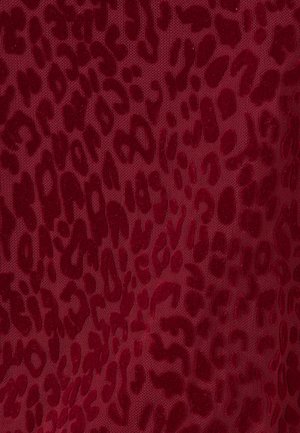 Tela burdeos con un estampado de leopardo en relieve. Textura suave con detalles brillantes que resaltan el patrón.