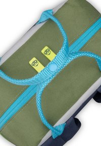 Grön och blå dragkedjepåse med en strukturerad yta, prydd med ett dekorativt snöre och två gula knappar. Inkluderar en solid marinblå botten.