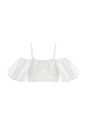 Haut court blanc à épaules dénudées avec un corsage élastique, des manches bouffantes et un tissu léger, présentant un design texturé et plissé.