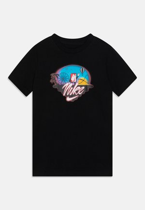 Schwarzes Nike-T-Shirt mit buntem Motiv eines Palmenbaums, Riesenrads, Achterbahn, Heißluftballons und dem "Nike"-Schriftzug mittig auf der Vorderseite.