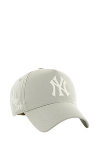 Gorra de béisbol gris claro hecha de tela. Presenta un logo en relieve blanco de "NY" y el texto "New York" en el lateral. Visera curva y parte posterior ajustable.