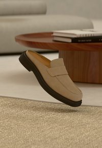 Επιλέχθηκε, beige