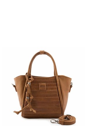 Braune Leder-Shopper-Tasche mit genähtem Vorderpaneel, dekorativen geknoteten Trägern, doppelten Henkeln und abnehmbarem Schulterriemen auf weißem Hintergrund.