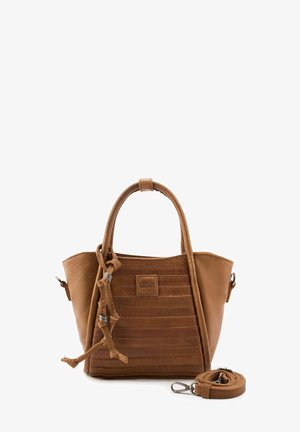 Braune Leder-Shopper-Tasche mit genähtem Vorderpaneel, dekorativen geknoteten Trägern, doppelten Henkeln und abnehmbarem Schulterriemen auf weißem Hintergrund.