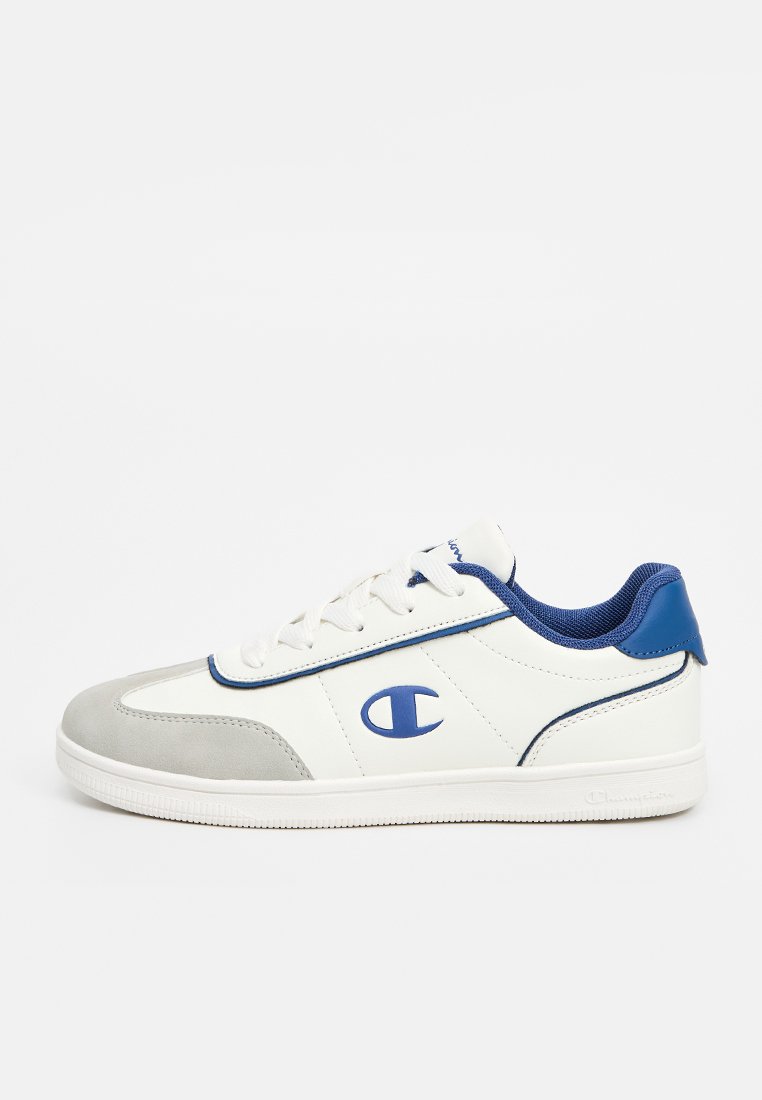 Sneaker bianco in pelle con accenti blu e grigi. Presenta punta rotonda, chiusura con lacci e logo sul lato. Superfici lisce e strutturate.