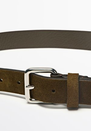 Brun ruskindsbælte med en sølv metalspænde, der har en glat overflade og flere justeringshuller langs længden.