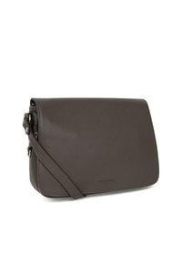 Borsa a tracolla in pelle marrone con una superficie liscia, chiusura a patta e tracolla regolabile. Logo inciso in modo discreto sul davanti.