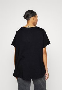 Nike Sportswear CLUB TEE - Apdrukāts T-krekls - black