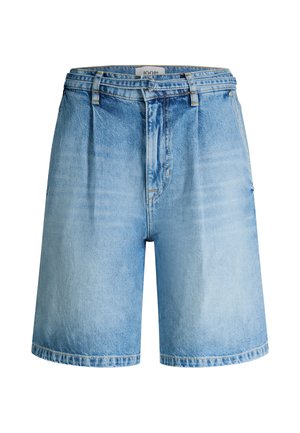 Jasnoniebieskie szorty dżinsowe z wysokim stanem, plisowanym przodem, szlufkami na pasek i ozdobnym pierścieniem na pasie, prezentowane na białym tle.