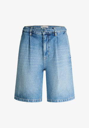 Hellblaue Jeansshorts mit hohem Bund, Falten vorne, Gürtelschlaufen und einem Ringdetail am Bund, auf weißem Hintergrund dargestellt.