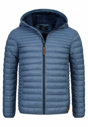 Světle modrá prošívaná bunda s kapucí, obsahující horizontálně prošívané panely, přední zip a kožený detail na lemu.