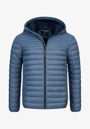 Lyseblå pufferjakke med hætte, der har vandrette quiltede paneler, en lynlås foran og en læderdetalje i kanten.