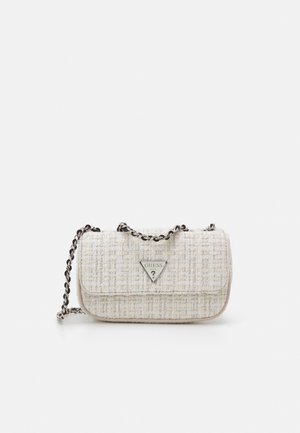 Petit sac à bandoulière rectangulaire en tweed blanc avec une chaîne argentée et une plaque triangulaire avec le logo Guess sur le rabat avant.