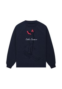 Laivastonsininen neulepaita, jossa on resorireunuksinen pyöreä pääntie, musta-punainen hiihtäjähahmografiikka ja valkoinen "Cabin Couture" -teksti.