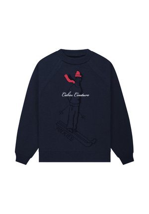 Granatowy dzianinowy sweter z żebrowanym kołnierzem typu crew neck, z grafiką narciarza w kolorach czarnym i czerwonym oraz napisem „Cabin Couture” w białym kolorze.