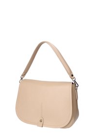 Sac à main en cuir beige avec une texture lisse, fermeture à rabat incurvé et sangle unique réglable. Présente un détail de fermoir métallique.