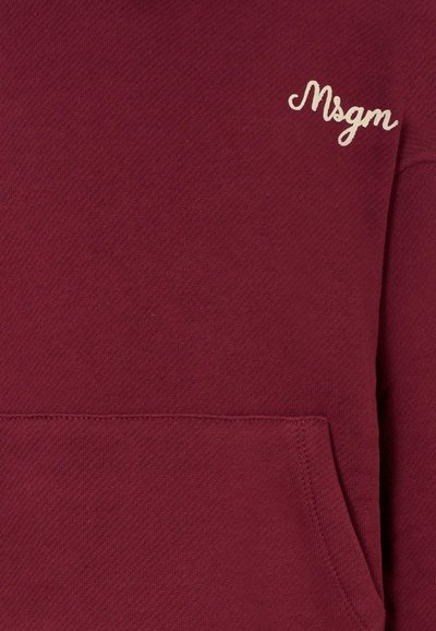 Felpa bordeaux con finitura testurizzata, dotata di tasca frontale e logo "Msgm" ricamato in beige chiaro sulla parte superiore sinistra.