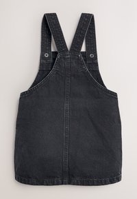 Robe salopette en denim noir avec bretelles larges, accents en boutons métalliques et coupe droite. Comprend des poches latérales et une finition texturée.
