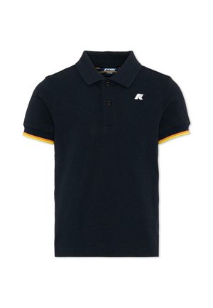 Marineblauw poloshirt met korte mouwen, twee zwarte knopen, klein wit logo op de linkerborst en geel-oranje biezen aan de mouwranden.