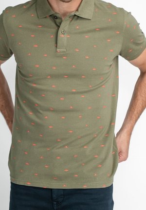 Olivengrünes Poloshirt mit kurzen Ärmeln, das ein Muster aus kleinen korallenfarbenen Formen aufweist, mit Kragen und einer zwei-Knopf-Leiste.