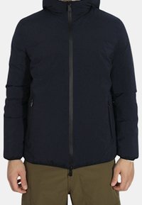 Giacca a vento blu navy imbottita con cappuccio, dotata di zip centrale, tasche laterali e una texture liscia e leggera.