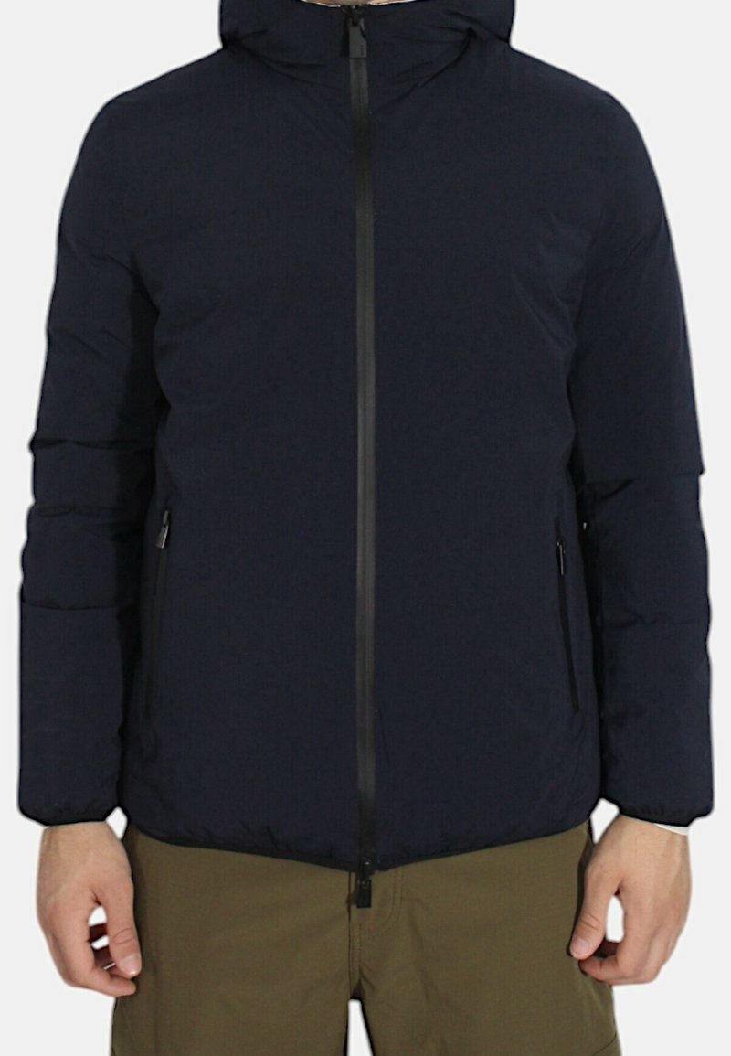 Giacca a vento blu navy imbottita con cappuccio, dotata di zip centrale, tasche laterali e una texture liscia e leggera.