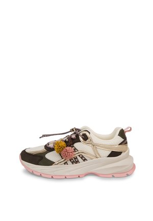 Witte en groene sneaker met roze zool, gouden accenten, patroonstof en decoratieve gele en roze pompons op de veters.