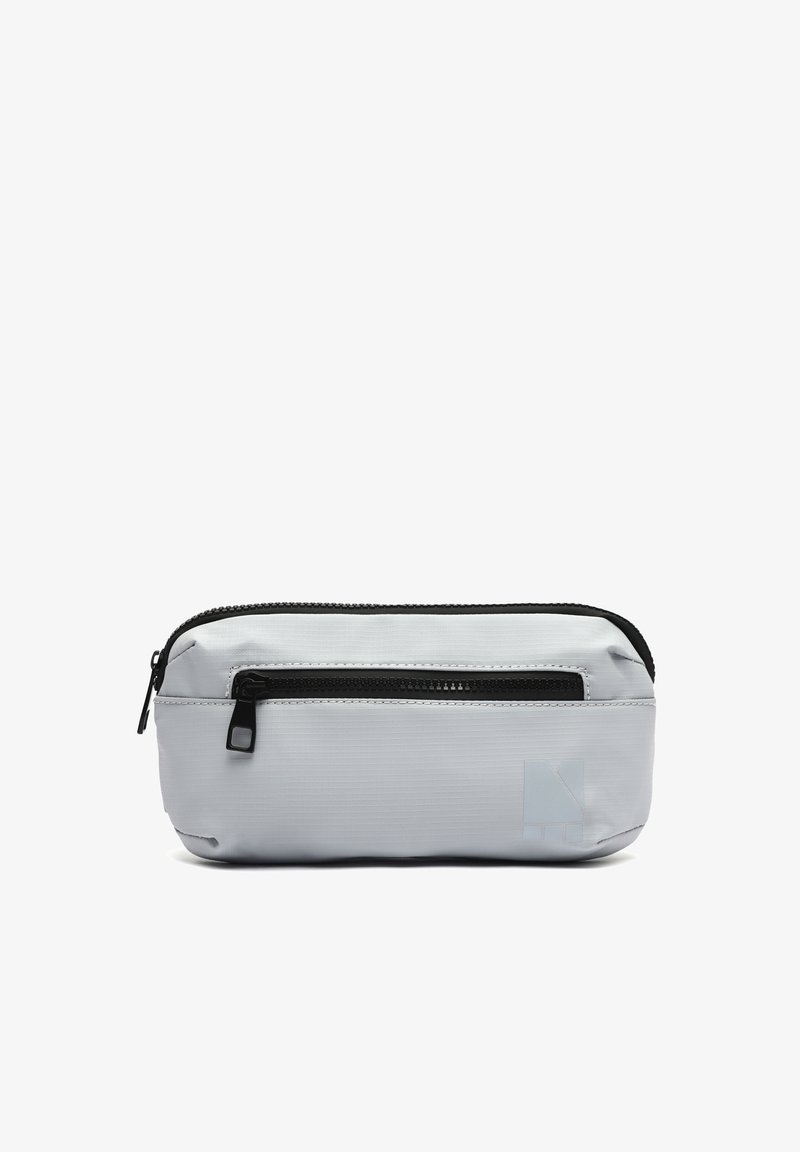 Svetlosivý obdĺžnikový puzdro na zips s dvoma čiernymi zipsami, jedným vodorovným vreckom na prednej strane a jemným logom v pravom dolnom rohu.