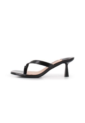 Sandalias de tacón negro con un acabado de cuero suave, diseño de punta abierta y tiras finas. Cuenta con un tacón cuadrado afilado.