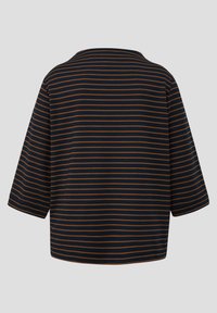 Maglietta a maniche corte con strisce orizzontali blu navy e marroni. Tessuto morbido, vestibilità morbida, scollo ampio, orlo dritto e senza chiusure visibili.