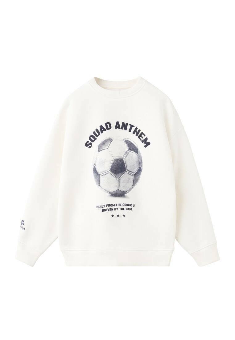Vit sweatshirt med ett fotbollsillustration. Texten lyder "SQUAD ANTHEM" och "BUILT FROM THE GROUND UP" i marinblått. Ribbstickade muddar.
