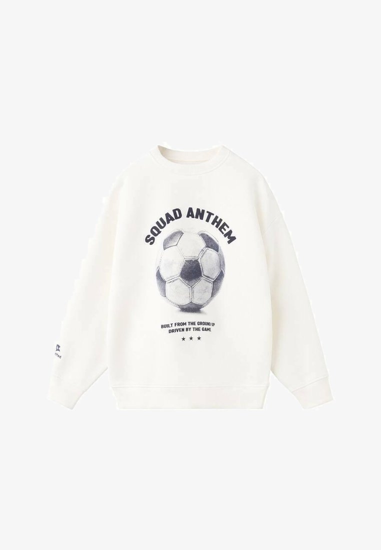 Vit sweatshirt med ett fotbollsillustration. Texten lyder "SQUAD ANTHEM" och "BUILT FROM THE GROUND UP" i marinblått. Ribbstickade muddar.