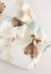 Tissu en coton présentant un motif pastel d'animaux, notamment des moutons et des canards, avec une texture douce et lisse et des bords froncés.
