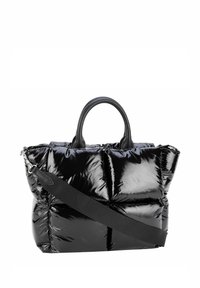 Černá prošívaná taška tote s lesklým povrchem, polstrovaným designem, dvojitými horními uchy a odnímatelným látkovým ramenním popruhem.