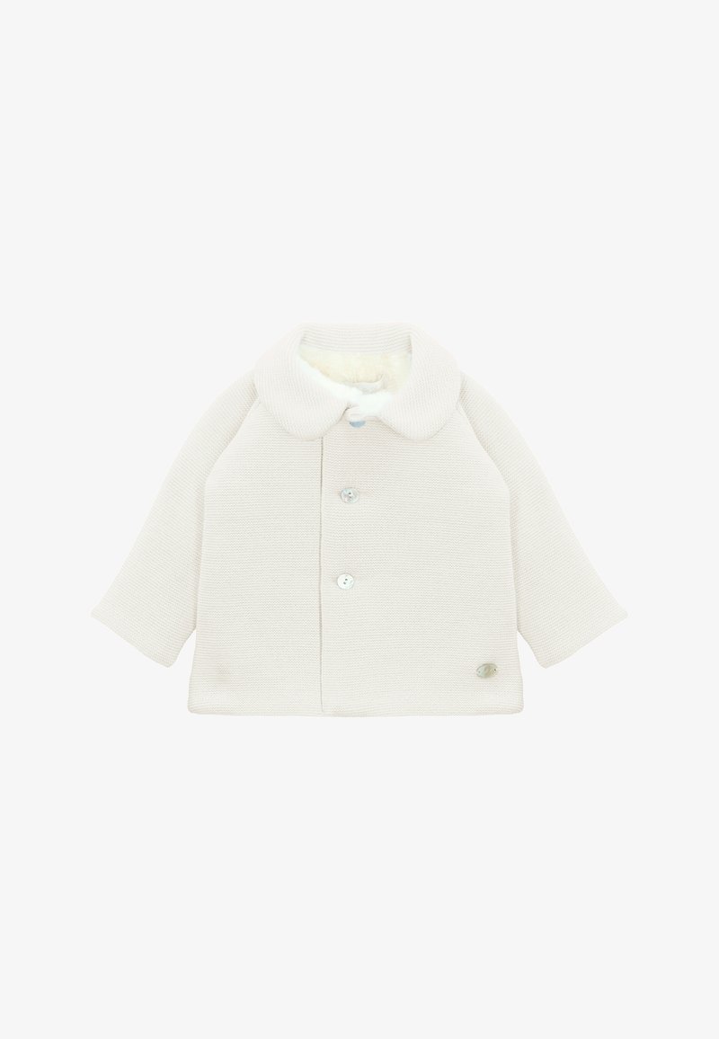 Chaqueta blanca texturizada con cuello redondeado, cierre con botones y forro suave. Detalle destacado en la parte inferior izquierda.