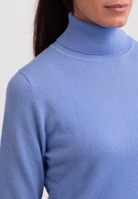 CASH-MERE CASH-MERE ROLLKRAGEN PULLOVER - Sweter