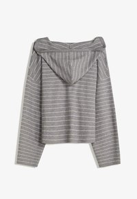 Grauer Hoodie mit langen Ärmeln, dünnen weißen horizontalen Streifen und einem lockeren, leicht verkürzten Schnitt, von hinten auf weißem Hintergrund gezeigt.