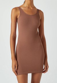 Robe mini côtelée marron avec un décolleté arrondi et des fines bretelles, présentant une coupe ajustée qui met en valeur une apparence élégante.