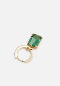 Boucle d'oreille en ton or avec un grand pendentif en pierre précieuse verte rectangulaire. La pierre est facettée, ajoutant texture et profondeur au design.