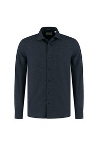 Donkerblauw langzijdig shirt van struktureerbare stof. Bevat een klassieke kraag, knopen aan de voorkant en een zak aan de linkerkant.