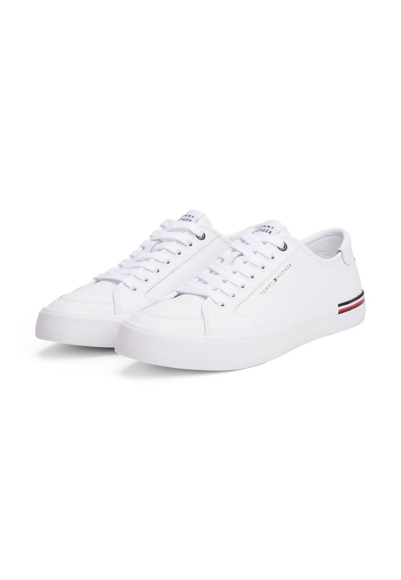 Baskets en cuir blanc avec une légère texture, bout rond et semelle en caoutchouc. Dotées de lacets ton sur ton et d'un accent rayé bleu, rouge et noir.