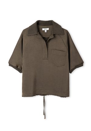 Polo a maniche corte di colore verde oliva, con colletto, tasca frontale e cordoncino regolabile all'orlo. Realizzato in tessuto leggero.