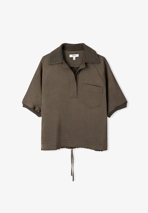 Korte mouwen polo shirt in olijfgroen, met een kraag, een borstzak en een verstelbare koord aan de onderkant. Gemaakt van lichtgewicht stof.