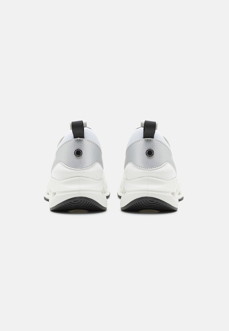 Vista posteriore di scarpe da ginnastica con una combinazione di colori bianco e grigio. Le caratteristiche includono una tomaia testurizzata, una linguetta e una suola nera a contrasto.